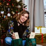 Marta Żmuda-Trzebiatowska Instagram - [współpraca reklamowa z @plus_polska] Czas przedświątecznych zakupów to wielka przyjemność ale i spory stres. Co by było gdyby pomysły na prezenty przychodziły do nas same? Albo gdyby Duch Świąt szeptał do ucha pomysły na wymarzone prezenty dla bliskich? 🎁Sprawianie prezentów to ważny element świętowania, do którego przywiązuje wielką uwagę. Zastanawiam się o czym marzy bliska osoba, szukam i dopasowuje podarunki i cieszę się widząc uśmiech na twarzy obdarowywanej osoby. ✨ Apropo prezentów, to w tym roku Plus pomaga nam w kwestii pomysłów na świąteczne podarki bo trwa właśnie promocja, w której kupując nowy abonament lub przedłużając umowę przy zakupie jednego smartfona drugi dostajecie w prezencie. 📱🎄🎅 Nie przegap okazji. Oferta jest limitowana.