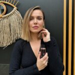 Marta Żmuda-Trzebiatowska Instagram - [Współpraca reklamowa z Bugatti] Czym jest dla mnie „la dolce vita”? To delektowanie się życiem - każdym jego smakiem, zapachem, widokiem, dźwiękiem. Eleganza od Bugatti zabiera mnie wspomnieniami do wakacji pełnych słońca, szczęśliwych chwil i beztroski. Truskawka w nucie głowy przypomina mi o tych dobrych momentach, w których szczęście jest na wyciągnięcie ręki. Zapach jest delikatny, owocowo-kwiatowy, zachwycający… Otulona Eleganzą od Bugatti rozpieszczam siebie, bo dbanie o siebie to podstawa dobrego samopoczucia, o które czasami ciężko, gdy za oknem szaro-buro… 🌸 #Bugatti #Eleganza #BugattiFragrances
