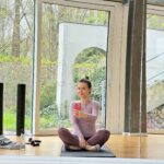 Marta Żmuda-Trzebiatowska Instagram - Bardzo was tu ostatnio „spamuje” moimi treningami: pilatesu, aerialjogi, tenisa, w wakacje jeszcze dorzucę rower i jazdę konną. To mój ambitny plan na ten rok - chce być zdrowa, chcę by moje ciało i głowa były szczęśliwe, a to właśnie daje mi aktywność fizyczna. Sport mnie wychował. Jako dziecko rodzice zapisali mnie na gimnastykę akrobatyczną, bym się „trochę ruszała”, ale potem sama wybrałam sporty drużynowe: piłkę ręczną i siatkówkę. Zwłaszcza ta druga dyscyplina, do dziś, jest moją ogromną miłością. Uważam, że sport nauczył mnie być w zespole, wychował mnie do pracy w teatrze, bo tu jak i w drużynie - wszyscy gramy do jednej bramki. Bardzo wam polecam każdy rodzaj aktywności fizycznej - nie musi być wyczynowo, może być powolutku, tak by sprawiało wam radość, na miarę waszych możliwości. A może napiszecie mi w komentarzu co trenujecie, ćwiczycie - może się zainspiruję i znajdę jeszcze coś nowego dla siebie? Uściski M. P.S. Nie dajcie się dziś tej pogodzie za oknem! Miłego poniedziałku ☀️☀️☀️