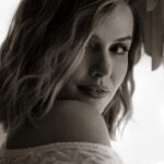 Marta Żmuda-Trzebiatowska Instagram - Każda nowa rola, każda nowa bohaterka w którą się wcielam, czegoś mnie uczy, coś we mnie zostawia… Niebawem poznacie Judytę, która jest uczuciowa, pełna pasji i namiętności, żyje jak chce, z kim chce, i nikomu się z niczego nie tłumaczy. „Grzechy sąsiadów” w reżyserii Borysa Lankosza będą miały swoją premierę w @polsatboxgo już 15.12. Dla mnie najwspanialszą pamiątką z tego planu jest… przyjaźń z M. (Ty wiesz kochana 🌹) Ludzie wielokrotnie się spotykają, mijają. Tak lata temu poznałam Aldonę, (na planie „Julii”), Anię (na planie „Ślubów panieńskich”). Kobiety, kobiece przyjaźnie - dbajcie o nie! Potrafią być piękne. Są naprawdę wartością. Zadzwoń dziś do swojej przyjaciółki i powiedz jej ile dla ciebie znaczy, podziękuj, że jest. ❤️🌹 fot. @eliza_stegienka