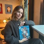 Marta Żmuda-Trzebiatowska Instagram - [współpraca reklamowa z @gooddobro ] Jestem molem książkowym i ich zbieraczem… Moja prywatna biblioteczka jest dość pokaźna, ale nie powiedziałam jeszcze ostatniego słowa. Na książkę wydałabym ostatnie pieniądze. Moi bliscy wiedzą, że dobra lektura zawsze sprawia mi radość. Trzymam właśnie w rękach, na zdjęciu, taką i chce się tym z wami podzielić: pięknie wydaną, w środku znajdziecie świetne zdjęcia, grafiki, kolaże cenionych polskich artystów, a treść jest zabawna, autoironiczna, napisana lekkim piórem, czasem przewrotna i prowokująca do dyskusji, na pewno interesująca na tyle, że warto po tę książkę sięgnąć. To jest książka o nas - Polkach i Polakach i o naszym sposobie na szczęście, o tym jak żyjemy, co dla nas jest ważne, co jemy, co nas bawi, co wzrusza, co wkurza, o tym kim jesteśmy i jacy jesteśmy. „DOBRO” to my, jeden z najszczęśliwszych narodów Europie… Szukaj na goodDOBRO.pl. #gooddobro #ksiazkadobro #polskiedobro
