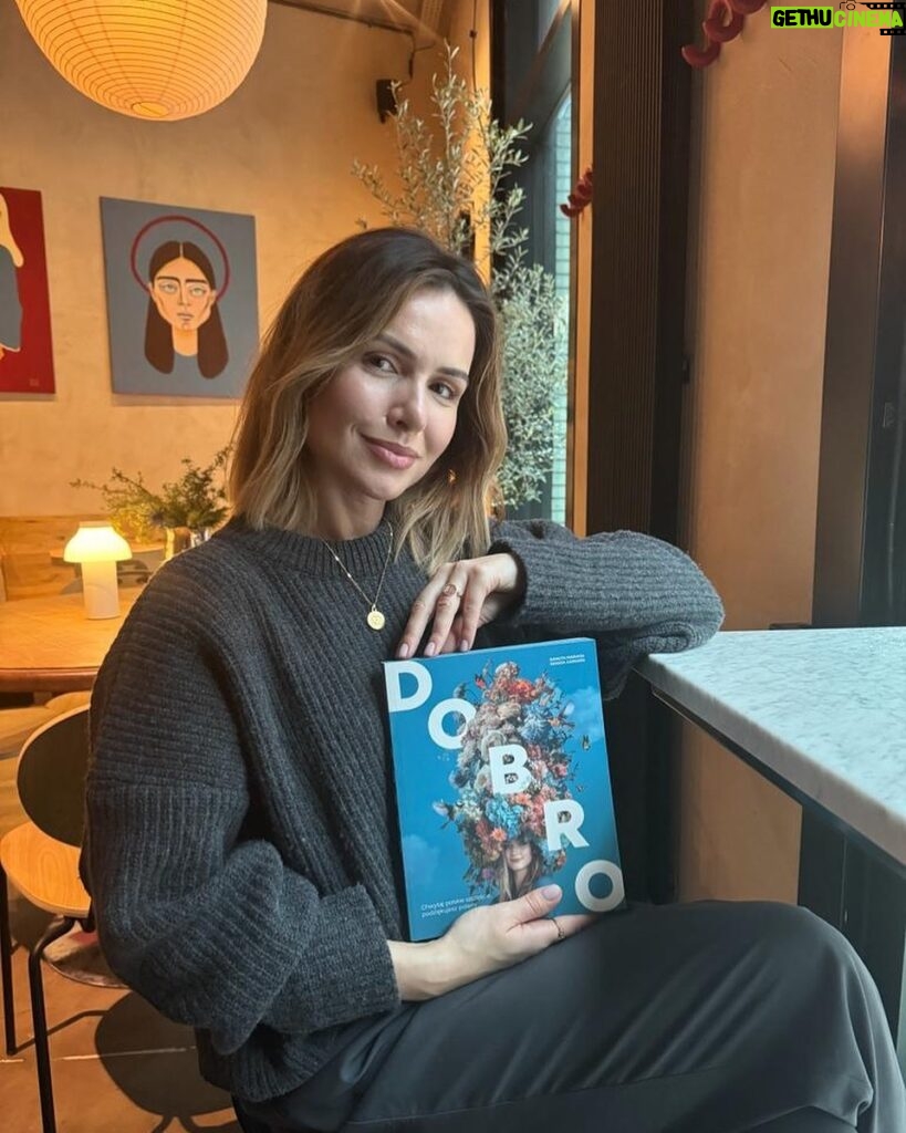 Marta Żmuda-Trzebiatowska Instagram - [współpraca reklamowa z @gooddobro ] Jestem molem książkowym i ich zbieraczem… Moja prywatna biblioteczka jest dość pokaźna, ale nie powiedziałam jeszcze ostatniego słowa. Na książkę wydałabym ostatnie pieniądze. Moi bliscy wiedzą, że dobra lektura zawsze sprawia mi radość. Trzymam właśnie w rękach, na zdjęciu, taką i chce się tym z wami podzielić: pięknie wydaną, w środku znajdziecie świetne zdjęcia, grafiki, kolaże cenionych polskich artystów, a treść jest zabawna, autoironiczna, napisana lekkim piórem, czasem przewrotna i prowokująca do dyskusji, na pewno interesująca na tyle, że warto po tę książkę sięgnąć. To jest książka o nas - Polkach i Polakach i o naszym sposobie na szczęście, o tym jak żyjemy, co dla nas jest ważne, co jemy, co nas bawi, co wzrusza, co wkurza, o tym kim jesteśmy i jacy jesteśmy. „DOBRO” to my, jeden z najszczęśliwszych narodów Europie… Szukaj na goodDOBRO.pl. #gooddobro #ksiazkadobro #polskiedobro