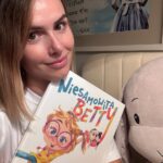 Marta Żmuda-Trzebiatowska Instagram - [współpraca reklamowa z @wydawnictwo_wilga] Misja usypianie dzieci? 😴Lubicie czy raczej uciekacie, zwalacie to na partnera? 😉 U nas to ulubiony rytuał. Potrzebna jest przytulanka i dobra książka. Jeśli lektura jest wciągająca, to nawet sprzeczamy się z mężem kto ma czytać. I tak pewnie będzie w przypadku książki Reese Witherspoon. Ba! Gwarantuję, że będziemy ją nawet czytać po kilka razy. „Niesamowita Betty” kocha zwierzaki, ma 101 pomysłów na minutę i gwarantuję wam, że pokochają ją zarówno dzieci jak i dorośli. #niesamowitabetty #wydawnictwowilga