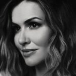 Marta Żmuda-Trzebiatowska Instagram - „Smuteczki przelotne jak wróble Smuteczki białe i szare Czasem was płoszy byle szczęście A czasem jeden uśmiech oddala Wtedy pierzchacie po kątach Czekacie w ciemnych szufladach By znów się zjawić w takiej chwili Gdy deszcz albo zmierzch zapada” ✨💫 Autor tekstu - Magdalena Czapińska Zdjęcie zrobione aparatem analogowym autorstwa @eliza_stegienka