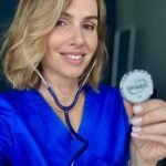 Marta Żmuda-Trzebiatowska Instagram - Weekend w teatrze i znowu na dyżurze 🩺🫀💙 Z kim się widzimy na badaniach? 😉 @prawda_spektakl #autopromocja