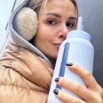 Marta Żmuda-Trzebiatowska Instagram - Nie wierzyłam dopóki sama nie sprawdziłam! Całe życie miałam ogromny problem z PICIEM WODY, a już jesienią i zimą to był dramat. Kawa ✅, herbata ✅, ale ta woda… latem to jeszcze, ale żeby 2-3 litry… to był wysiłek. Próbowałam wszystkiego, serio, i w końcu ktoś mi powiedział - spróbuj przez rurkę. I wiecie co - nie wiem kiedy to się stało wczoraj 3l dziś już prawie 2l. WOW! To działa! Pijecie wodę 💦 P.S. To nie jest reklama, no chyba że picia wody, bo to ważne 🩵
