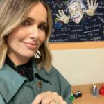 Marta Żmuda-Trzebiatowska Instagram - Tegoroczny październik stał się dla mnie niespodziewanie miesiącem ważnych podsumowań. Dużo pięknych i wzruszających momentów przeżyłam w ostatnich dniach. Jestem dumna, z nas, Polaków, że tak pięknie pokazaliśmy światu definicję społeczeństwa obywatelskiego. Ta rekordowa frekwencja w wyborach mnie wzrusza. 🤍❤️🇵🇱 👏🏼 Dwa tygodnie temu byłam też na spotkaniu z ludźmi z mojej klasy z LO. Spotkaliśmy się po 20 latach od matury… 🙈🙉🙊 Serio, nie wiem kiedy to zleciało… Wstawione tu zdjęcie zostało zrobione w klasie, w której uczyłam się matematyki. To w tej klasie spędziłam najwięcej czasu, bo jak niektórzy z was wiedzą, kończyłam profil matematyczno-fizyczny. Do dziś kocham rozwiązywać sudoku - to mnie relaksuje. Wracając z rodzinnych stron zaczęłam się zastanawiać nad tym ile rzeczy, o których marzyłam, wyjeżdżając z tego małego miasteczka, udało mi się osiągnąć, ale i myśleć intensywnie czy jest coś o czym zapomniałam, czy mam jakieś niespełnione, „zaniedbane” marzenia… Niebawem stuknie mi 39,5 i to najwyższy czas zacząć sobie o nich przypominać… I tak! Mam takie jedno, wielkie marzenie… ✊🏻 Opowiem wam o tym dopiero jak dopnę swego, ale jedno jest pewne - chcę jeszcze iść na studia. A co, życie w końcu zaczyna się ponoć po 40ce. 🩷🌸 #rozkminki #wspomnienia