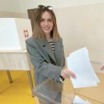 Marta Żmuda-Trzebiatowska Instagram - Zagłosowane, więc możemy spokojnie kontynuować naszą teatralną trasę. „Prawda” dziś zawita do Białegostoku, a jutro do mojego ukochanego Gdańska. ☀️ Pogoda dziś bajeczna, więc polecam Wam spacer i przy okazji zachęcam do skorzystania z waszego prawa i oddania głosu na ludzi, którzy będą Was reprezentować w samorządzie. ✌🏻 #wyborysamorządowe2024 🇵🇱