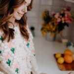 Marta Żmuda-Trzebiatowska Instagram - „Lubię swoje pierwsze zmarszczki, bo układają się tak, że świadczą o moim łagodnym usposobieniu, lubię moje blizny na ciele, bo opowiadają historię mojego życia, tak samo rozstępy – są jak rzeki na mapie świata, a każdy pieprzyk, niczym kropka na pancerzu biedronki, przypo­mina mi o upływających latach i czasie, czyli o dojrzałości, którą osobiście bardzo lubię i sobie cenię, bo dopiero w kwiecie wieku zrozumiałam, że wszystkie słabości, kompleksy i wady są moją siłą. Lubię być kobietą dojrzałą, bo nie szarpię się już z życiem, tylko jak liść unoszę na wietrze, spokojna i ufna, i ciekawa, dokąd poniesie mnie prąd.” ~ fragment z mojej książki „Bliżej siebie. Imiona kobiecości.” fot. @tola.piotrowska #autopromocja @wydawnictwomando