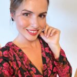 Marta Żmuda-Trzebiatowska Instagram - Jak miło jest wrócić na scenę po krótkiej urlopowej przerwie ☀️🌴🌸🧘🏻‍♀️🍉➡️🎭🎬🎥🎤🎧 Do zobaczenia w teatrze! #lovemyjob