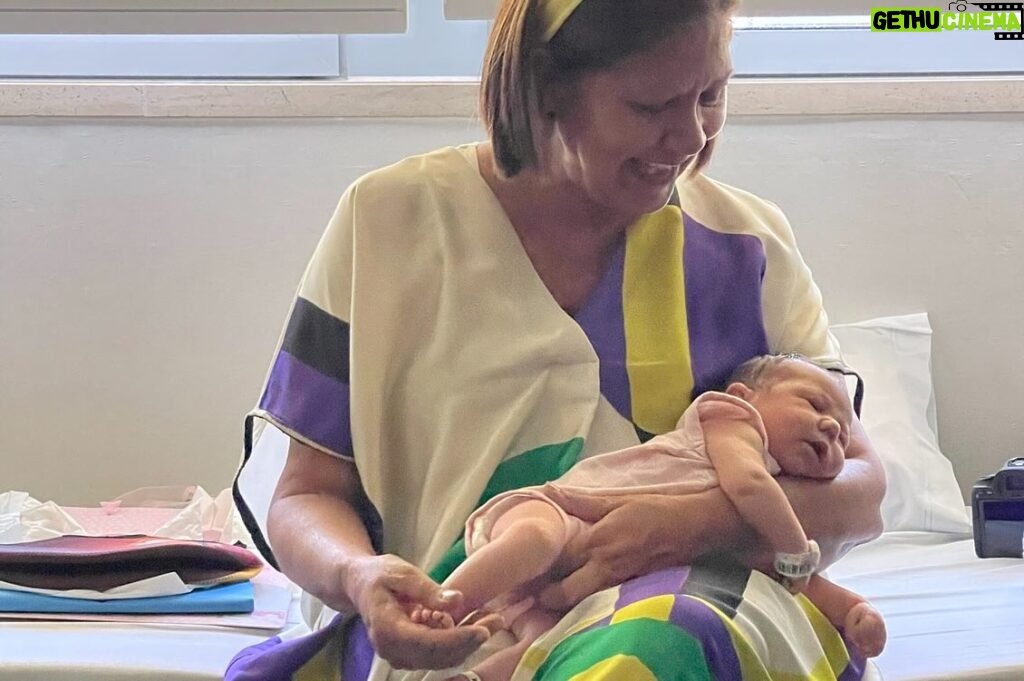 Marta Melro Instagram - Um dia sonhei contigo, mas baixinho,porque não queria que o meu coração ouvisse e muito menos que a cabeça soubesse. Hoje sei que sempre te desejei, ainda que no silêncio .Hoje sei que me preparei para ti. Hoje sei que todas as curvas que foram aparecendo na minha vida,foram para me preparar para te saber dar o melhor de mim. Chegaste quando estava cheia. Não vieste preencher nenhum vazio. Vieste acrescentar. Acrescentar tudo. Como pode algo que não apareceu por falta, ser agora tudo? Sei que me escolheste, sei que me salvaste. Obrigada filha ❤️ Obrigada Mãe, obrigada por me teres ensinado a ser mãe sem dar um único palpite. Ensinaste-me tudo simplesmente a ser. ❤️ A quem por algum motivo hoje não está perto da sua mamã, um beijinho no coração ❤️