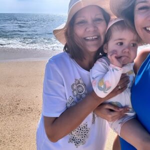 Marta Melro Instagram - Um dia sonhei contigo, mas baixinho,porque não queria que o meu coração ouvisse e muito menos que a cabeça soubesse. Hoje sei que sempre te desejei, ainda que no silêncio .Hoje sei que me preparei para ti. Hoje sei que todas as curvas que foram aparecendo na minha vida,foram para me preparar para te saber dar o melhor de mim. Chegaste quando estava cheia. Não vieste preencher nenhum vazio. Vieste acrescentar. Acrescentar tudo. Como pode algo que não apareceu por falta, ser agora tudo? Sei que me escolheste, sei que me salvaste. 
Obrigada filha ❤️
Obrigada Mãe, obrigada por me teres ensinado a ser mãe sem dar um único palpite. Ensinaste-me tudo simplesmente a ser. ❤️
A quem por algum motivo hoje não está perto da sua mamã, um beijinho no coração ❤️