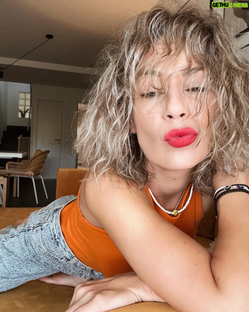 Marta Melro Instagram - A minha irmã diz que devo abraçar as minhas “quebras”. Quebras : Designação para cabelo que não é nem liso nem encaracolado, mais conhecido por “ não é carne nem é peixe”