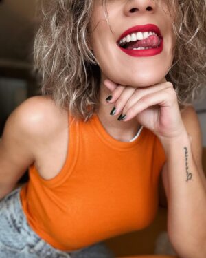 Marta Melro Instagram - A minha irmã diz que devo abraçar as minhas “quebras”. 
Quebras : Designação para cabelo que não é nem liso nem encaracolado, mais conhecido por “ não é carne nem é peixe”