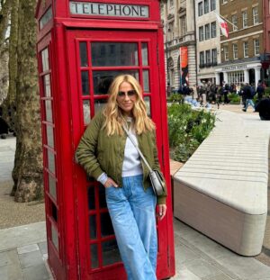 Marta Sánchez Instagram - De esos viajes que se quedan en el recuerdo para siempre… contigo he disfrutado #londres de una manera  muy divertida y única. Kilómetros de risas y momentos entre madre e hija en una de mis ciudades favoritas del mundo que ahora lo es también para ti. Te quiero. ☀️👣👩‍❤️‍👩🧳🦋 @paulacabanas3 #semanasanta #london🇬🇧 Gracias a mi familia @melondonhotel #martasanchez #martisimasanchez