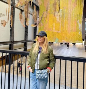 Marta Sánchez Instagram - De esos viajes que se quedan en el recuerdo para siempre… contigo he disfrutado #londres de una manera  muy divertida y única. Kilómetros de risas y momentos entre madre e hija en una de mis ciudades favoritas del mundo que ahora lo es también para ti. Te quiero. ☀️👣👩‍❤️‍👩🧳🦋 @paulacabanas3 #semanasanta #london🇬🇧 Gracias a mi familia @melondonhotel #martasanchez #martisimasanchez
