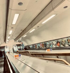 Marta Sánchez Instagram - De esos viajes que se quedan en el recuerdo para siempre… contigo he disfrutado #londres de una manera  muy divertida y única. Kilómetros de risas y momentos entre madre e hija en una de mis ciudades favoritas del mundo que ahora lo es también para ti. Te quiero. ☀️👣👩‍❤️‍👩🧳🦋 @paulacabanas3 #semanasanta #london🇬🇧 Gracias a mi familia @melondonhotel #martasanchez #martisimasanchez