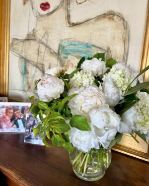 Marta Sánchez Instagram - Ayer celebré en petit comité mi cumpleaños anticipadamente con los amores de mi vida…. Hoy 8 de mayo, día en que nací hace 58 años, comparto con los que me queréis estas fotos… Me siento muy orgullosa de como he llegado a este momento de mi vida, luchando por conseguir lo que siempre anhelé: estar rodeada de la gente que quiero y de gente buena de verdad, seguir disfrutando de mi familia, trabajo y tiempo  con mis amigos, gozar de cada día como si fuese el último, no mirar atrás, seguir cuidándome, hacer lo que me hace feliz, darme en cuerpo y alma para  dedicaros toda mi música y mi voz, estar en paz, agradecer todo con lo que estoy bendecida,  seguir soñando eternamente y que nunca me faltéis… Millones de gracias por los cientos de mensajes maravillosos que me habéis enviado. Gracias de todo corazón. Os quiero muchísimo!!! Gracias amor mío por todo lo que me das cada día. @federicoleonsierra  Gracias Pau por ser una hija ejemplar. Te quiero! @paulacabanas3  Gracias amigas por estar siempre en lo bueno y lo malo. @gaunandfi @carolabaleztena y tantas que tengo la suerte de tener y que quiero ver cuando el trabajo me lo permita!! Gracias vida. Gracias tiempo. Bienvenido seas siempre. ⭐️ @arggido (gracias por, una vez más, ponerme guapa con vuestras maravillosas creaciones!) y @kabuki_madrid (gracias por una cena insuperable!! Sois los mejores) @magritshoes @joyeriasuarez @maribelyebenes  #martasanchez #esmicumpleaños #happybirthdaytome #martisimasanchez #peonias #desayunocontifanny 🩵