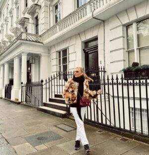 Marta Sánchez Instagram - De esos viajes que se quedan en el recuerdo para siempre… contigo he disfrutado #londres de una manera  muy divertida y única. Kilómetros de risas y momentos entre madre e hija en una de mis ciudades favoritas del mundo que ahora lo es también para ti. Te quiero. ☀️👣👩‍❤️‍👩🧳🦋 @paulacabanas3 #semanasanta #london🇬🇧 Gracias a mi familia @melondonhotel #martasanchez #martisimasanchez