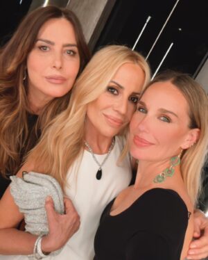 Marta Sánchez Instagram - Ayer celebré en petit comité mi cumpleaños anticipadamente con los amores de mi vida…. Hoy 8 de mayo, día en que nací hace 58 años, comparto con los que me queréis estas fotos… Me siento muy orgullosa de como he llegado a este momento de mi vida, luchando por conseguir lo que siempre anhelé: estar rodeada de la gente que quiero y de gente buena de verdad, seguir disfrutando de mi familia, trabajo y tiempo  con mis amigos, gozar de cada día como si fuese el último, no mirar atrás, seguir cuidándome, hacer lo que me hace feliz, darme en cuerpo y alma para  dedicaros toda mi música y mi voz, estar en paz, agradecer todo con lo que estoy bendecida,  seguir soñando eternamente y que nunca me faltéis… Millones de gracias por los cientos de mensajes maravillosos que me habéis enviado. Gracias de todo corazón. Os quiero muchísimo!!! Gracias amor mío por todo lo que me das cada día. @federicoleonsierra  Gracias Pau por ser una hija ejemplar. Te quiero! @paulacabanas3  Gracias amigas por estar siempre en lo bueno y lo malo. @gaunandfi @carolabaleztena y tantas que tengo la suerte de tener y que quiero ver cuando el trabajo me lo permita!! Gracias vida. Gracias tiempo. Bienvenido seas siempre. ⭐️ @arggido (gracias por, una vez más, ponerme guapa con vuestras maravillosas creaciones!) y @kabuki_madrid (gracias por una cena insuperable!! Sois los mejores) @magritshoes @joyeriasuarez @maribelyebenes  #martasanchez #esmicumpleaños #happybirthdaytome #martisimasanchez #peonias #desayunocontifanny 🩵