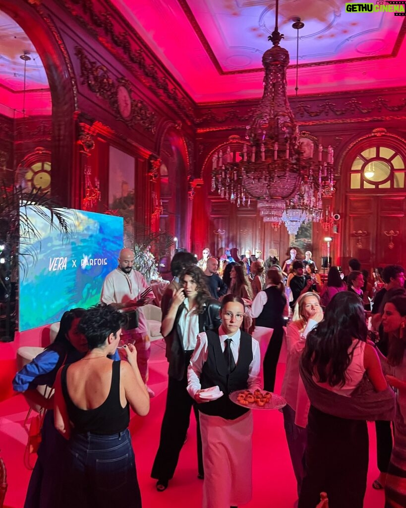 Marta Torné Instagram - Anoche viví una noche inolvidable en la que unimos cine y moda gracias a @parfois y de la mano de @steffyargelich y @cayetanagc Juntos pudimos hablar de la película Vera (en la que yo interpreto el personaje más valiente que he hecho hasta ahora) Desde la impresionante ubicación hasta la nueva colección que presentaron, todo fue una noche de cine ✨✨ @parfois #parfoisandfriends (Si queréis poder ver la película en www.ventanacinema.com)