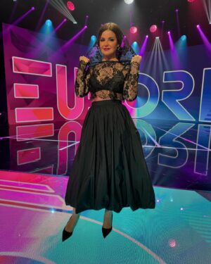 Marta Torné Instagram - Os comparto mis  últimos looks de @euforia3cat para @som3cat 
Algunos muy criticados y otros menos…. Cuál os gusta más de los cuatro? (Os leo)

A mi me gustan todos, porque me lo paso súper bien jugando con la moda. Pero el primero es el que más 🤭
Gracias @lavestitecatv3 @martaventosa @assumptasolemakeupartist @silvia_arenos por jugar, divertirnos, pasarlo bien…. Y por tanto amor 🥹🙏🏻❤️