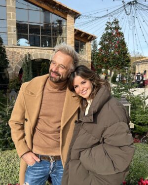 Marta Torné Instagram - Estos días han sido increíbles en los que me he sentido una niña pequeña disfrutando de La Navidad en @lavellafarga (y yo que adoro la navidad… os podéis imaginar mi felicidad) Gracias @marti_angrill por hacer posible esta maravilla que es sentir y disfrutar el espíritu navideño con el Xmas Market. Enhorabuena por todo el trabajo y por tener un hotel @relaischateaux donde no hace falta decir que es una pasada: el servicio, el equipo, la comida, las habitaciones… hasta el último detalle cuidado con amor y cariño.
Os voy a echar de menos. Cada vez q escuche una canción de navidad, me acordaré de estos días aquí con vosotros. Ha sido un regalazo descubriros. Espero volver muy pronto. AHORA SI HA EMPEZADO LA NAVIDAD!!!!🎄 💫✨🌟