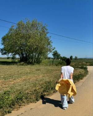 Marta Torné Instagram - Felicidad es la mejor palabra para definir cada vez que voy a l’Empordà. Ahora en primavera es una maravilla. Si podéis… escaparos aunque sean unos días. Y os recomiendo que vayáis a @cancasihouse casi un sitio chiquitito precioso que te cuidan y miman en todo momento (preguntad por Emma o Gabriel) y no es publi. Es una recomendación después de haber ido muchas veces 🙏🏻🥰