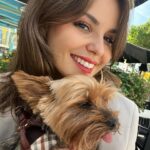 Marta Torné Instagram - Fotitos de hoy que me hacen feliz. Un día resplandeciente, café y mi Rufus siempre conmigo. ¿Qué más puedo pedir? La verdad es que cada vez priorizo más poder ir a sitios donde puedo llevarme a Rufus… Por cierto, este viernes y sábado en @westfieldglories organizan los #WestfieldDays con muchas actividades free🎢 En stories os dejo toda la info para tener vuestro pase VIP🥰