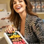 Marta Torné Instagram - La semana pasada tuvimos un encuentro muy especial en la tienda de @catanies en la calle Calaf de Barcelona con una cata de las nuevas catanias sabor coco mezcladas con cava. Una combinación perfecta…. No hay nada como compartir momentos de felicidad 🙏🏻❤️🥰