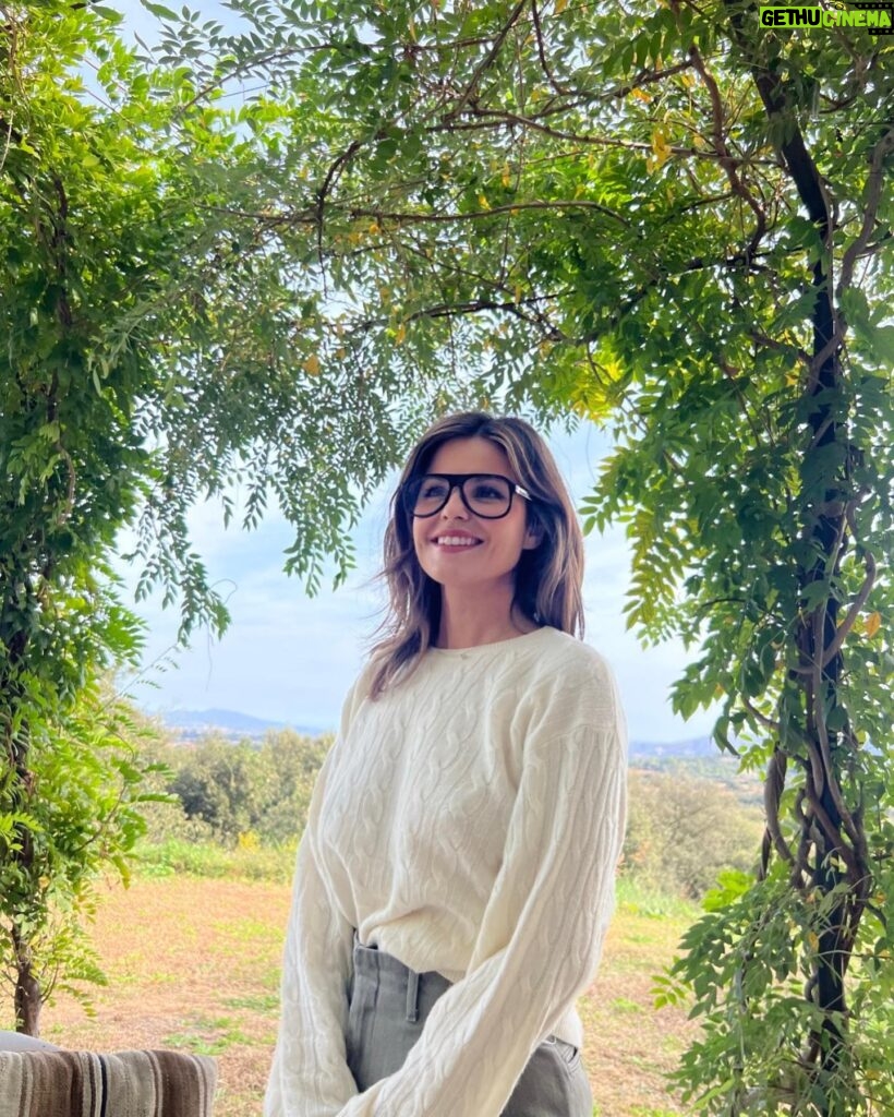 Marta Torné Instagram - Ganas de Otoño de verdad. Mi estación preferida 🌳🍂☀️ Look de @uniqloeurope en @viu_emporda OS DESEO MUY BUEN FIN DE SEMANA!!!!! 💝