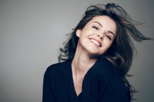 Marta Torné Instagram - Os comparto estas fotitos que me encantan de una sesión con @davidruano_fotografia para @som3cat  Os gustan? Os mando muchos besos 🫶🏼🥰😘