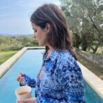Marta Torné Instagram - Porqué ahora me gustan más las fotos en las que no estoy posando? Antes hubiera puesto la tercera foto como portada. Será que nos estamos cansando del postureo? 🤔 Qué opináis? Por cierto, el dos piezas es de @sandroparis y la piscina tan chula es de la casita q estuve de @viu_emporda