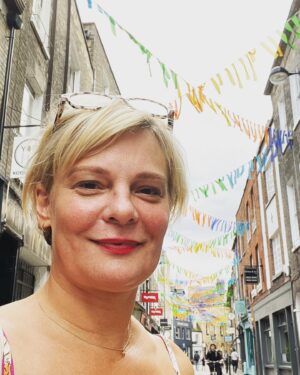 Martha Plimpton Instagram - I fell in love with #Cambridge. #swipeleft⬅️