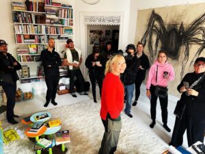Martina Haag Instagram - Tekrek med filmteamet. Om två veckor börjar inspelningen av långfilmen Det är något som inte stämmer🧡