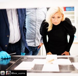 Martina Haag Instagram - Från min lillasyster Beas Instakonto 👑. DET HÄR. Är det viktigaste jag har gjort med Andrée-expeditionen hittills. Andrée började på sin sista dagbok när expeditionen tog sig iland på Vitön, i oktober år 1897. Men efter bara några dagar på ön slutar han plötsligt skriva, mitt på en sida. Det är det sista som skrivs innan de dör. 
 
Eftersom texten är täckt med mögel har det bara gått att läsa ungefär vart tredje ord och kunskapen om vad som hände på Vitön är baserad på den lilla mängden text. Senast nån analyserade dagboken var 1931! Nu ska vi ta reda på vad som egentligen står under möglet. Hela förra veckan var vi på Riksantikvarieämbetes kulturarvslaboratorium i Visby. Analyserna kommer ta månader att slutföra, men redan nu inser jag att vi kan komma att skriva om historien om vad som hände på Vitön. Jag är så otroligt glad för det här, har jobbat så hårt för att få igenom det här projektet. Glad. Och slut, haha.👩🏼‍🔬. 

Projektet är ett samarbete mellan KI, Riksantikvarieämbetet, Kungl. Vetenskapsakademien och Grenna museum.
