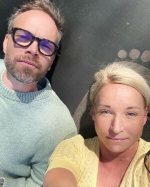 Martina Haag Instagram - Regissörsmöte på studsmatta. #bästamötesformen😀