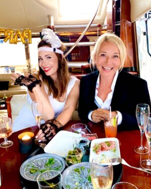 Martina Haag Instagram - Middag med Great Gatsbytema. Paniklösning i Dinos skolkostym. Glada hälsningar från BudgetLeonardoDiCaprio💚
