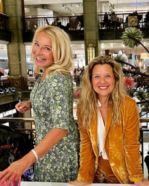 Martina Haag Instagram - Boksignering på NK med min favoritperson @emmahambergskan 💚💚💚