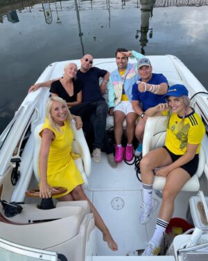 Martina Haag Instagram - Idag har jag ägt Lilla Peter i ett år💚💙Grattis på namnsdagen Lilla Peter. Och stora Peter grattis till dig också finaste kompisen💜🙋🏼‍♀️
