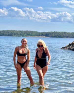 Martina Haag Instagram - Midsommarbadet ✅