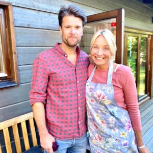Martina Haag Instagram - Filmar med den här gullisen idag. Kommer snart på en teve nära dig. #Sommarenmedsläkten @kanal5sverige 💁🏼‍♀️❤️