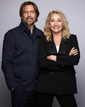 Martina Haag Instagram - Nu blir det långfilm på mina böcker: Livet går  så fort. Och så långsamt & Det är något som inte stämmer.🌺Inspelningsstart 2022⭐️Så himla kul😀