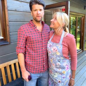 Martina Haag Instagram - Filmar med den här gullisen idag. Kommer snart på en teve nära dig. #Sommarenmedsläkten @kanal5sverige 💁🏼‍♀️❤️