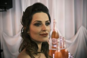 Martina Zábranská Instagram - Na prvej fotke je zachytená úprimná radosť zo stretnutia po dlhej dobe so @semasatke , ktorú ani netuším kedy stihol cvaknúť @pepeconfidential 📸 … ktorý okrem réžie @letsdance.markiza , fotí aj celú atmosféru v zákulisí. Viď jeho profil 🙂
Na druhej fotke som už trochu štylizovaná, pretože som z časti prekvapená a nervózna, ale aj rozradostená, že Pepe si ma pristavil pri tomto fancy-schmancy zátiší 🥂😀📸 
Krásna show, krásny zážitok, krásni ľudia ✨🧡