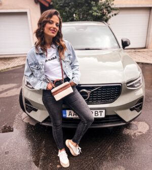 Martina Zábranská Instagram - Rok s VOLVO, rok s @t.o.p.autobratislava 🚗
✨
Po nepeknej zrážke s kamiónom na diaľnici, z ktorej som našťastie vyviazla v poriadku, ale ostala bez auta, mi do života prišla táto krásna XC-40tka. 🩵 za ten rok ma nikdy nezradila, naopak, už aj sama zabránila nejednému ťukancu. 
✨
S VOLVO jazdím komfortne, s vymakaným zvukom od @harmankardon a hlavne bezpečne ako nikdy predtým. 
#couplegoals ❤️