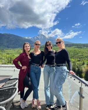 Martina Zábranská Instagram - Náhodné stretnutia a spontánne nápady sú najvác 💙 
4 grácie a Tatry 🏔️🌲🌞
Aneb keď sa stretne Uma Turman z wishu s cukrovou vatou 😂🫶