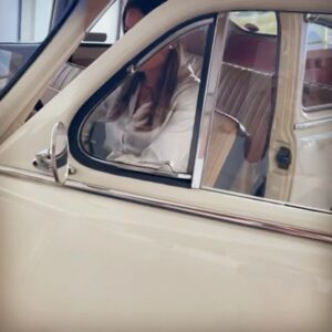 Martina Zábranská Instagram - Toto je pravdepodobne najstaršie VOLVO na 🇸🇰 
Volvo PV444 z roku 1956.
🚗
V roku 1944, počas vojny, bol vo Švédsku novinármi predstavený nový model, tzv. “Malé mierové Volvo” PV444
Bol malý pre svoj výkon - na vtedajšie pomery malý 1414 m3 - a mierový preto, lebo vo vzduchu už bolo citit koniec vojny 🕊️
Čo znamená PV444?
4 sedadlá
4 valce 
40 koní
🐎🐎🐎
Práve tento model naštartoval predaj a dopyt po automobiloch VOLVO 
a práve tento model odštartoval povesť značky: spoľahlivý, robustný, kvalitný a bezpečný automobil 👌
A jeden taký, trošku novší, nám ukázalo @t.o.p.autobratislava na svojej prevádzke v Lamači. A majú tam aj jeho krásnych moderných potomkov.🚙