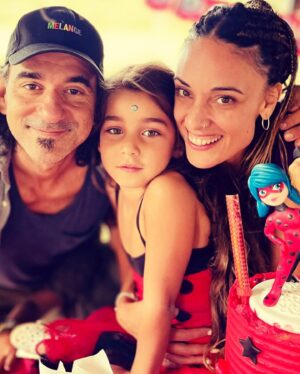 Martina Gusmán Instagram - 🐞🌈

Un arcoíris para vos princesa … 🌈
❤️🖤❤️
Ella… Mi Miraculous 
❤️🖤❤️

¡Felizzzzz cumple! 💫
