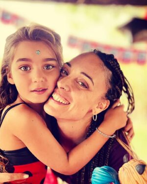 Martina Gusmán Instagram - 🐞🌈

Un arcoíris para vos princesa … 🌈
❤️🖤❤️
Ella… Mi Miraculous 
❤️🖤❤️

¡Felizzzzz cumple! 💫